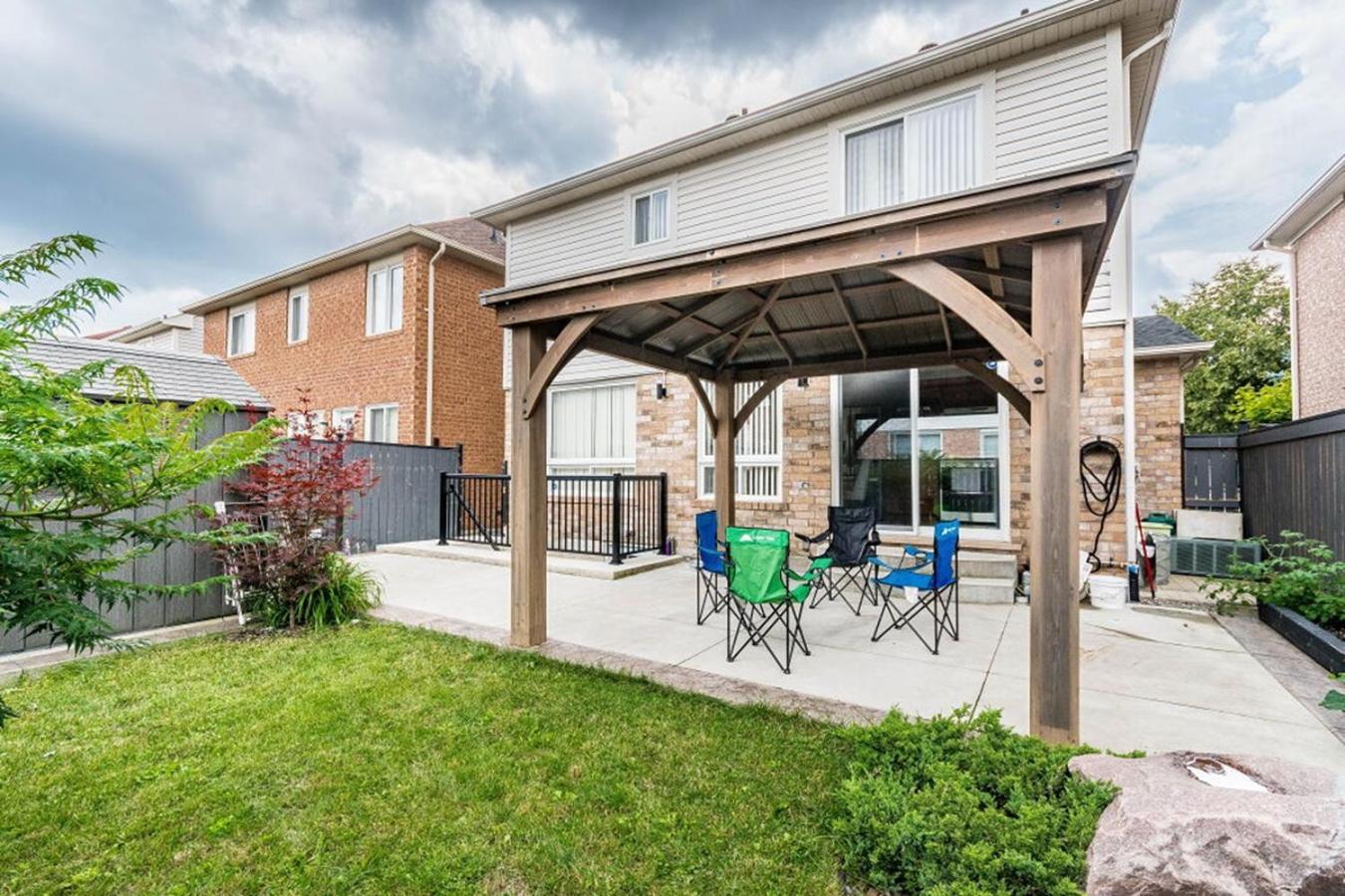 Garden 2 Bedroom Apt - Free Parking Wifi Laundry Workstation Brampton Exterior photo