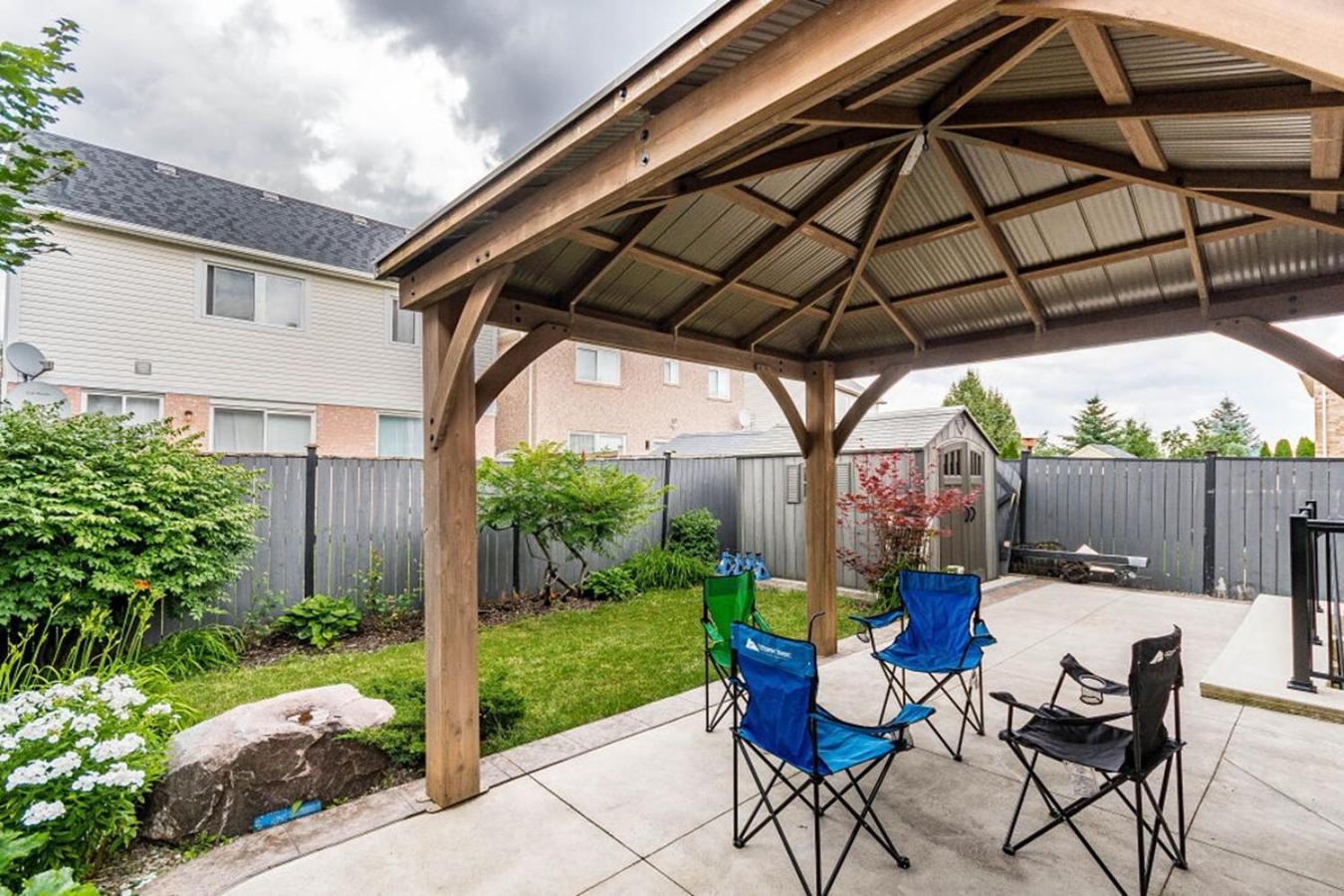 Garden 2 Bedroom Apt - Free Parking Wifi Laundry Workstation Brampton Exterior photo